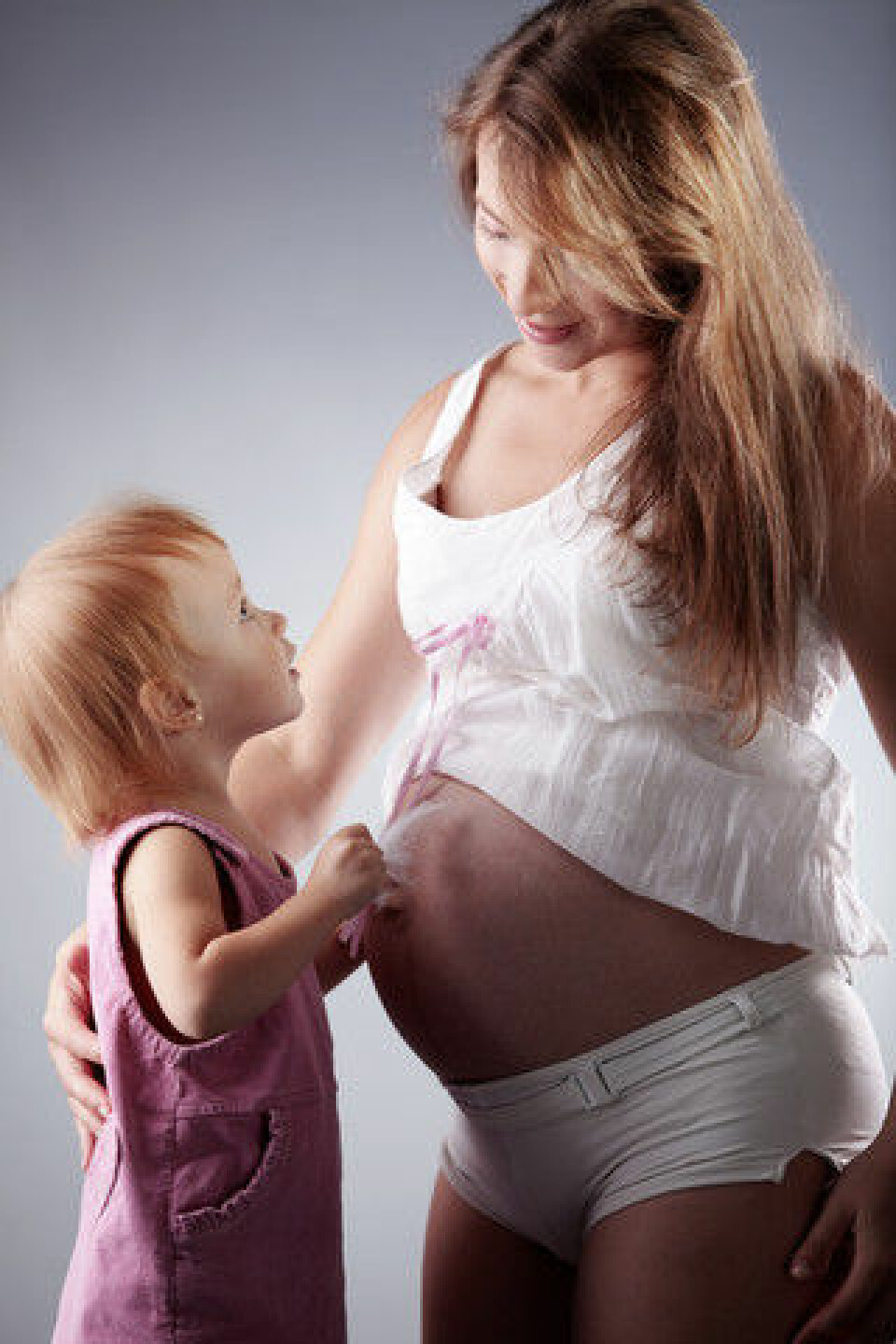 Mer og mer forskning tyder på at kjemikalier bidrar til fedmeepidemien. Dansk forskning viser at PCB og DDE i mors mage fører til overvektige døtre. (Foto: Colourbox)