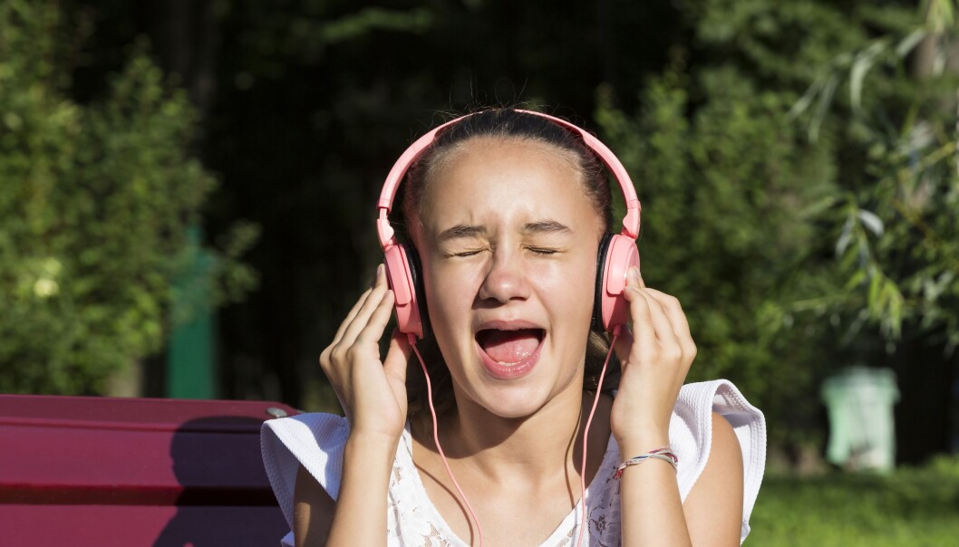 Det kan være vanskelig for vanlige folk å synge pent når de har headset på. Det kan være vanskelig for vanlige folk å synge pent når de har headset på.