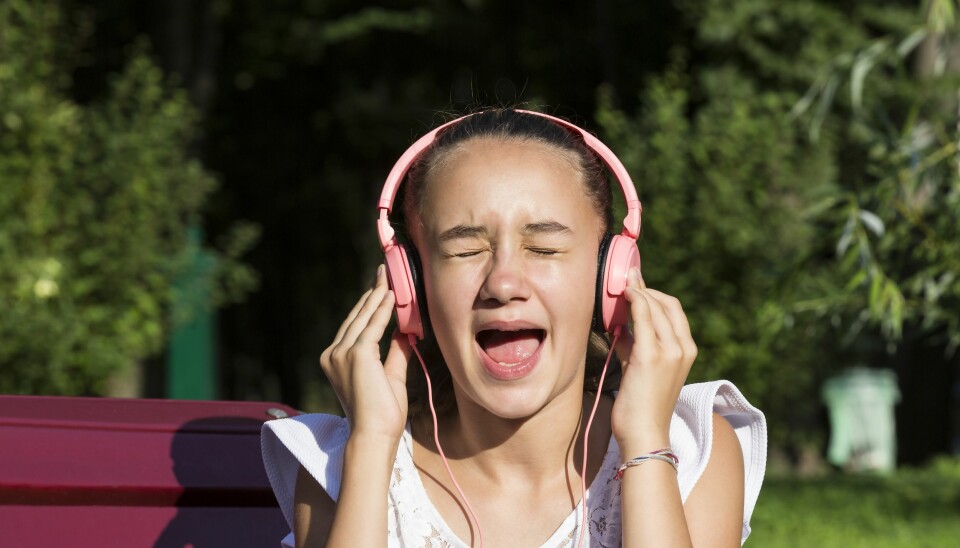 Det kan være vanskelig for vanlige folk å synge pent når de har headset på.