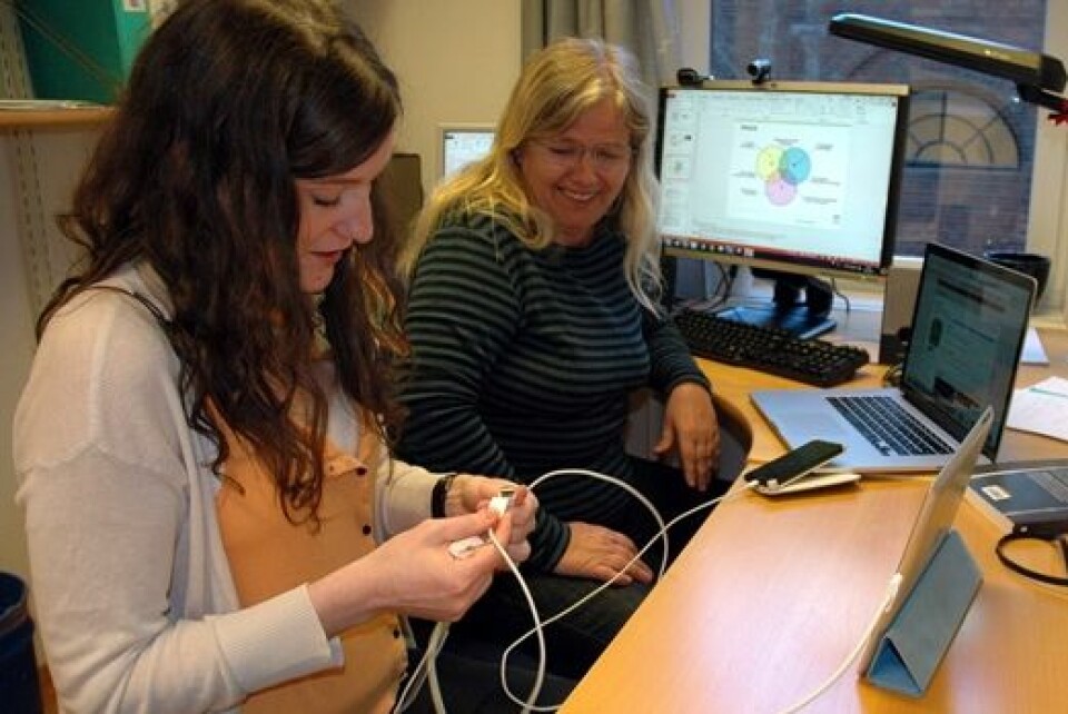 Irene Beyer Log (t.v.) og Leikny Øgrim får god erfaring med ulike kabler og bærbart utstyr. (Foto: Kari Aamli)