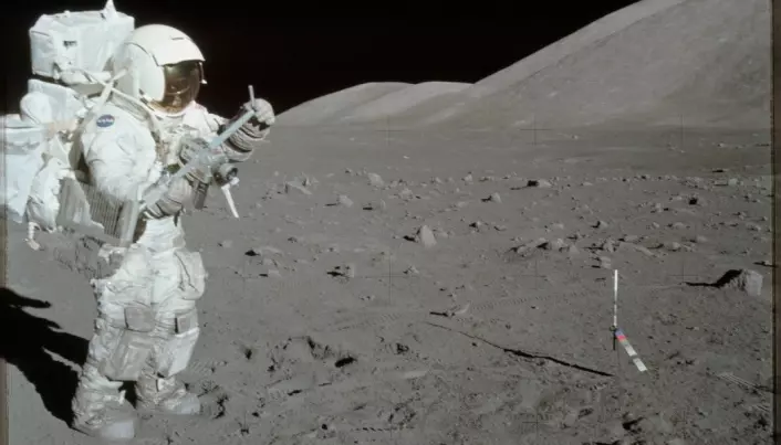Harrison Schmitt, astronaut på Apollo 17-oppdraget i 1972, samler prøver fra måneoverflaten.