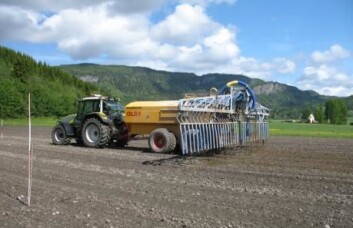 I forsøkene brukes ulike kombinasjoner med husdyrgjødsel og mineralgjødsel. (Foto: Anne Kari Bergjord) I forsøkene brukes ulike kombinasjoner med husdyrgjødsel og mineralgjødsel. (Foto: Anne Kari Bergjord)