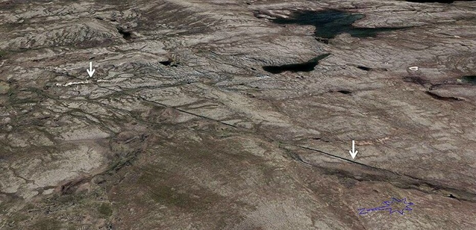 Forkastningene framtrer som markerte skrenter i det flate morenelandskapet på Finnmarksvidda. Den hvite pila til venstre viser hvor forkastningen går rett gjennom en esker, som er dannet for omtrent 10 500 år siden.