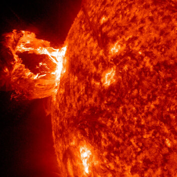 Store mengder ionisert gass slynges ut av solen når de kraftige mangnetfeltene ryker. (Foto: NASA SDO) Store mengder ionisert gass slynges ut av solen når de kraftige mangnetfeltene ryker. (Foto: NASA SDO)