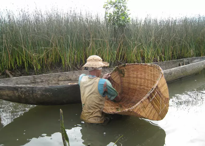 Denne fiskeren leter etter reker i en elv i Madagaskar.