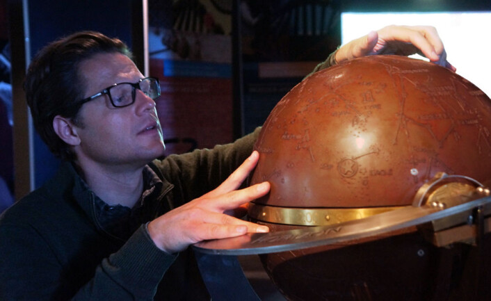Førstekonservator Vidar Enebakk ved Norsk teknisk museum, med en himmelglobus fra utstillingen Sultans of Science. (Foto: Arnfinn Christensen, forskning.no.) Førstekonservator Vidar Enebakk ved Norsk teknisk museum, med en himmelglobus fra utstillingen Sultans of Science. (Foto: Arnfinn Christensen, forskning.no.)