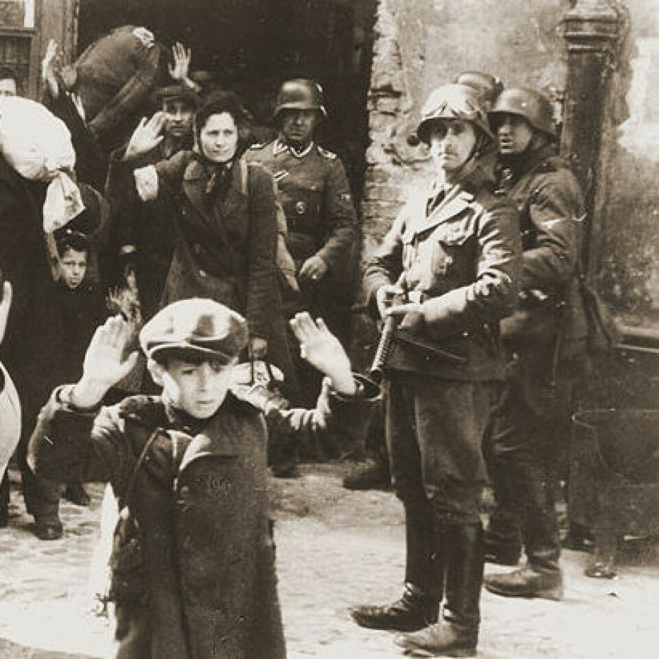 Fra gettoen i Warszawa - Foto fra Jürgen Stroops rapport til Heinrich Himmler, mai 1943, tatt av en ukjent fotograf. (Wikimedia Commons)