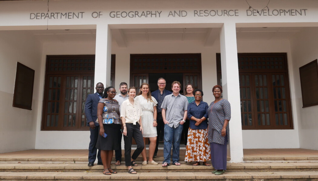 Obligatorisk gruppebilde måtte vi selvfølgelig ta. Her på campus til University of Ghana. Fra venstre: Austin Dziwornu Ablo, Edwige Enam Yawa Yekple, Anders Rubing, Idunn L. Holthe, Oda E. Maraire, Bjørn Enge Bertelsen (prosjektleder), Jason Sumich, Ragnhild Overå, Nolwazi Mkhwanazi and Sandra Manuel. Obligatorisk gruppebilde måtte vi selvfølgelig ta. Her på campus til University of Ghana. Fra venstre: Austin Dziwornu Ablo, Edwige Enam Yawa Yekple, Anders Rubing, Idunn L. Holthe, Oda E. Maraire, Bjørn Enge Bertelsen (prosjektleder), Jason Sumich, Ragnhild Overå, Nolwazi Mkhwanazi and Sandra Manuel.
