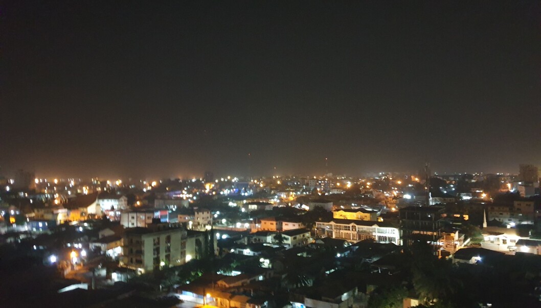 Accra på kveldstid. I følge Ghana Statistical Services bor det over 2 millioner mennesker i Accra Accra på kveldstid. I følge Ghana Statistical Services bor det over 2 millioner mennesker i Accra