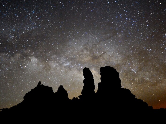 Båndet vi ser i bakgrunnen er melkeveien, vår egen galakse. Bildet er tatt fra et observatorie på Kanariøyene. (Foto: Håkon Dahle) Båndet vi ser i bakgrunnen er melkeveien, vår egen galakse. Bildet er tatt fra et observatorie på Kanariøyene. (Foto: Håkon Dahle)
