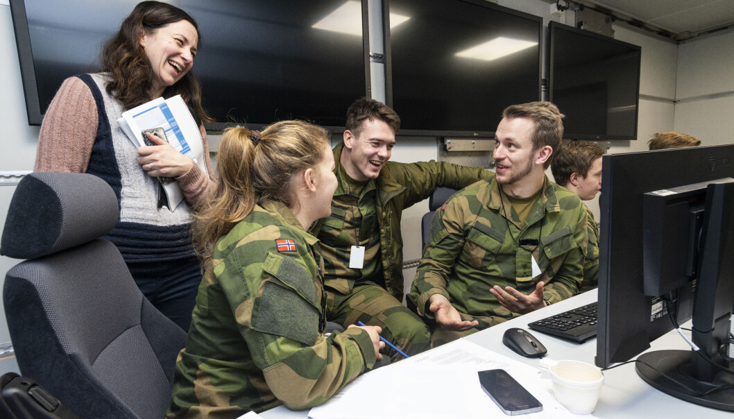 Some of the war school students at Linderud in Oslo are planning military operations the old-fashioned way, with maps, stationery and foils, while others get to try SWAP. This FFI-developed decision support tool visualizes the war game on screen. It is currently only a prototype. Some of the war school students at Linderud in Oslo are planning military operations the old-fashioned way, with maps, stationery and foils, while others get to try SWAP. This FFI-developed decision support tool visualizes the war game on screen. It is currently only a prototype.