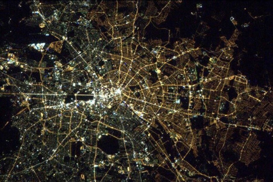 Til venstre kan du se hvit lys fra tidligere Vest-Berlin og på høyre kan du se gult lys fra tidligere Øst-Berlin.
