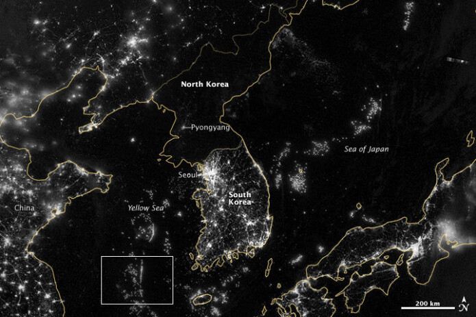 Forskjellen mellom Nord-Korea og resten av landene kan veldig lett ses på sattelittbilder. Landegrensene er gule sånn at du kan se de forskjellige landene. Hvis ikke så kunne man tro at mye av Nord-Korea var hav. Forskjellen mellom Nord-Korea og resten av landene kan veldig lett ses på sattelittbilder. Landegrensene er gule sånn at du kan se de forskjellige landene. Hvis ikke så kunne man tro at mye av Nord-Korea var hav.