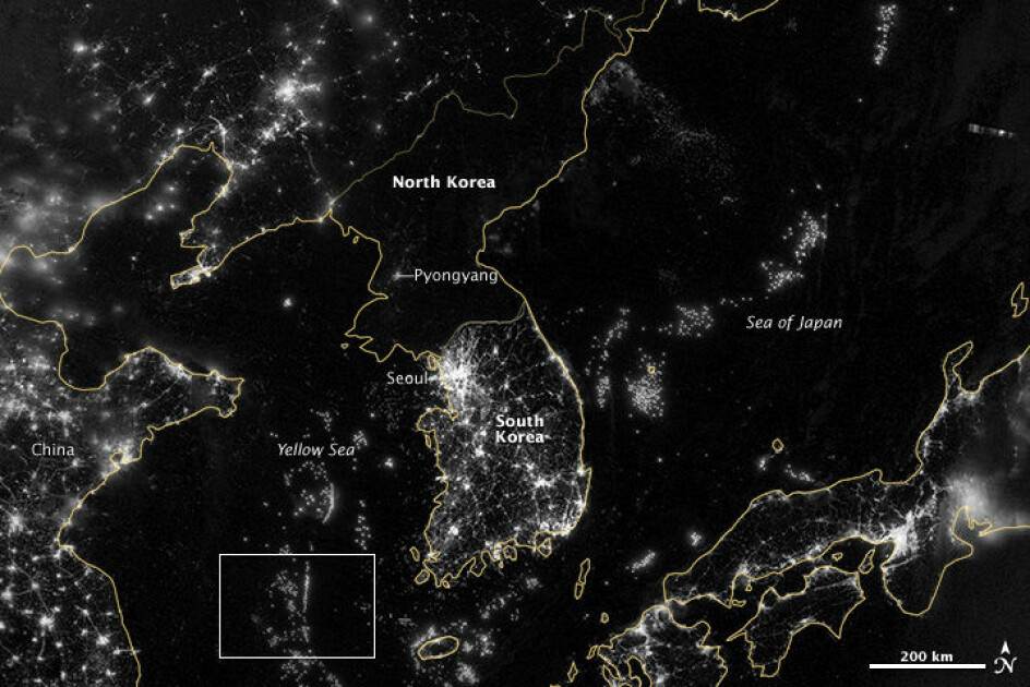 Forskjellen mellom Nord-Korea og resten av landene kan veldig lett ses på sattelittbilder. Landegrensene er gule sånn at du kan se de forskjellige landene. Hvis ikke så kunne man tro at mye av Nord-Korea var hav.