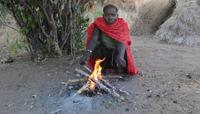 Et annet eksempel på en fra Hadza-folket som hviler på huk. Et annet eksempel på en fra Hadza-folket som hviler på huk.