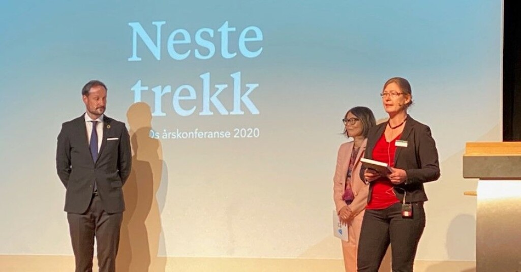 Den første boka: HKH Kronprins Haakon får første eksemplaret av Christine Smith Simonsens bok om Finnmarksløpet. Bak forfatteren ser vi direktør Målfrid Baik fra NHO Arktis. Den første boka: HKH Kronprins Haakon får første eksemplaret av Christine Smith Simonsens bok om Finnmarksløpet. Bak forfatteren ser vi direktør Målfrid Baik fra NHO Arktis.
