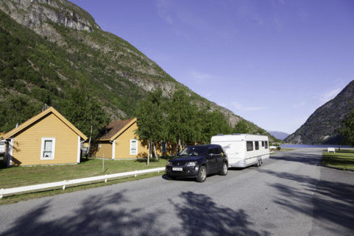 Bil med campinvogn på vei til Lærdal i Sogn og Fjordane. (Foto: Colourbox) Bil med campinvogn på vei til Lærdal i Sogn og Fjordane. (Foto: Colourbox)