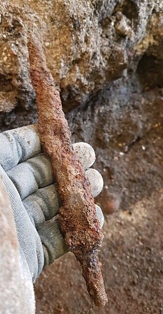 Spydblad? Nei. Røntgenbildene viste at dette er en enegget dolk. Sannsynligvis fra 1300-1500-tallet. Spydblad? Nei. Røntgenbildene viste at dette er en enegget dolk. Sannsynligvis fra 1300-1500-tallet.