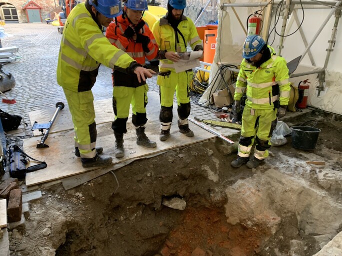 NIKUs arkeologer vurderer murrestene opp mot gamle tegninger og kart. NIKUs arkeologer vurderer murrestene opp mot gamle tegninger og kart.