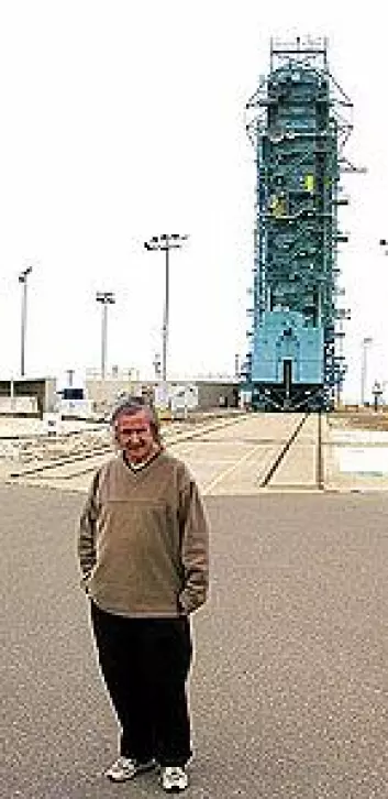 Francis Everitt foran raketten med Gravity Probe B på Vandenberg Air Force Base, California.