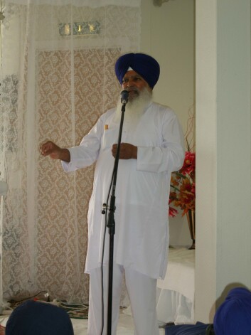 "Messing av hymner er viktig i sikhismens gudstjeneste. Bilde fra Gurdwaraen i Oslo." "Messing av hymner er viktig i sikhismens gudstjeneste. Bilde fra Gurdwaraen i Oslo."