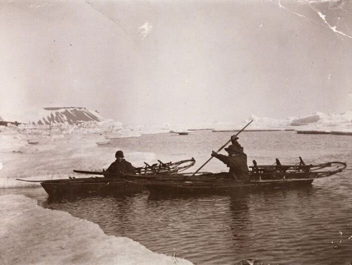 Fridtjof Nansen og Hjalmar Johansen padler i isen. Bildet er tatt i juli 1896 i Frans Josefs Land, Russland. (Foto: Nasjonalbiblioteket) Fridtjof Nansen og Hjalmar Johansen padler i isen. Bildet er tatt i juli 1896 i Frans Josefs Land, Russland. (Foto: Nasjonalbiblioteket)