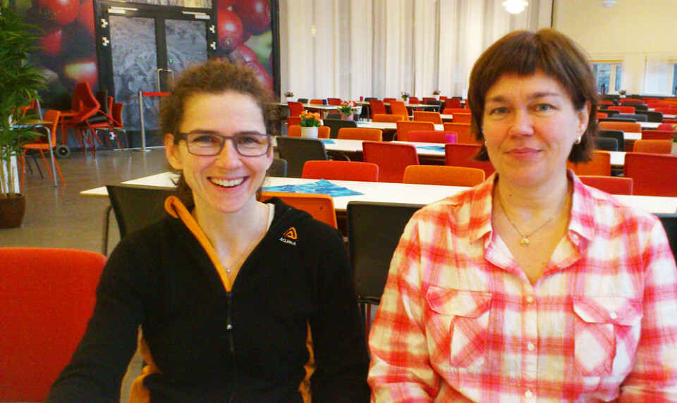 Anne-Sofie Furberg (t.v) ved Institutt for samfunnsmedisin, og professor Johanna Sollid ved Institutt for medisinsk biologi på Universitetet i Tromsø. (Foto: Andreas R. Graven)
