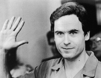 Ted Bundy brukte sjarme og sitt gode utseende for å lokke til seg kvinner som han voldtok og drepte. Ofte lot han som om han hadde brukket armen eller benet og trengte hjelp med å bære bøker. (Foto: State Archives of Florida) Ted Bundy brukte sjarme og sitt gode utseende for å lokke til seg kvinner som han voldtok og drepte. Ofte lot han som om han hadde brukket armen eller benet og trengte hjelp med å bære bøker. (Foto: State Archives of Florida)