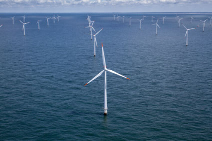 Foreløpig bygges offshore-vindmøllene på grunt vann. Når de kommer lenger ut fra land, må de bygges flytende, og da vil rotoren bevege seg som følge av vinden, samtidig som hele tårnet beveger seg med bølgene. (Illustrasjonsfoto: Colourbox) Foreløpig bygges offshore-vindmøllene på grunt vann. Når de kommer lenger ut fra land, må de bygges flytende, og da vil rotoren bevege seg som følge av vinden, samtidig som hele tårnet beveger seg med bølgene. (Illustrasjonsfoto: Colourbox)