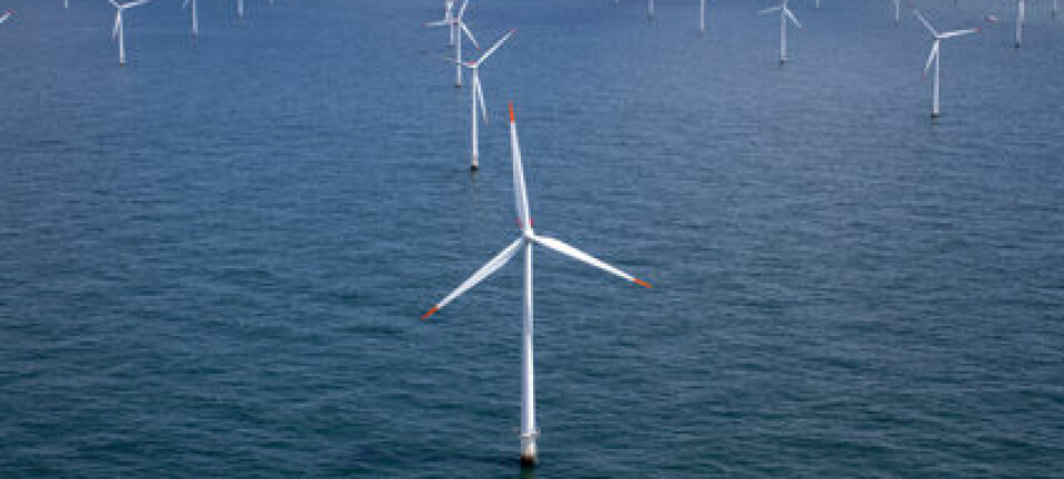 Foreløpig bygges offshore-vindmøllene på grunt vann. Når de kommer lenger ut fra land, må de bygges flytende, og da vil rotoren bevege seg som følge av vinden, samtidig som hele tårnet beveger seg med bølgene. (Illustrasjonsfoto: Colourbox)
