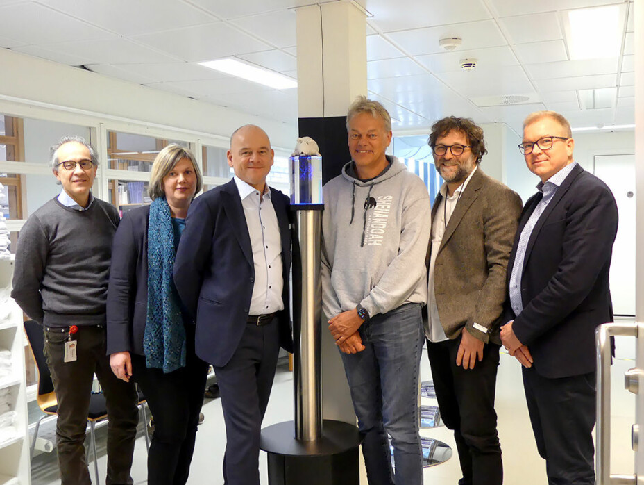 Pictured from left: Pål Richard Romundstad, Vice Dean for Research at NTNU’s Faculty of Medicine and Health Sciences; Anne Marie Haga, director of awards, Foundation Stiftelsen Kristian Gerhard Jebsen; Sveinung Hole, managing director, Foundation Stiftelsen Kristian Gerhard Jebsen; Professor Edvard I Moser, scientific director, Kavli Institute for Systems Neuroscience, Kay Gastinger, managing director, Kavli Institute for Systems Neuroscience; Björn Gustafsson, Dean of NTNU’s Faculty of Medicine and Health Sciences.