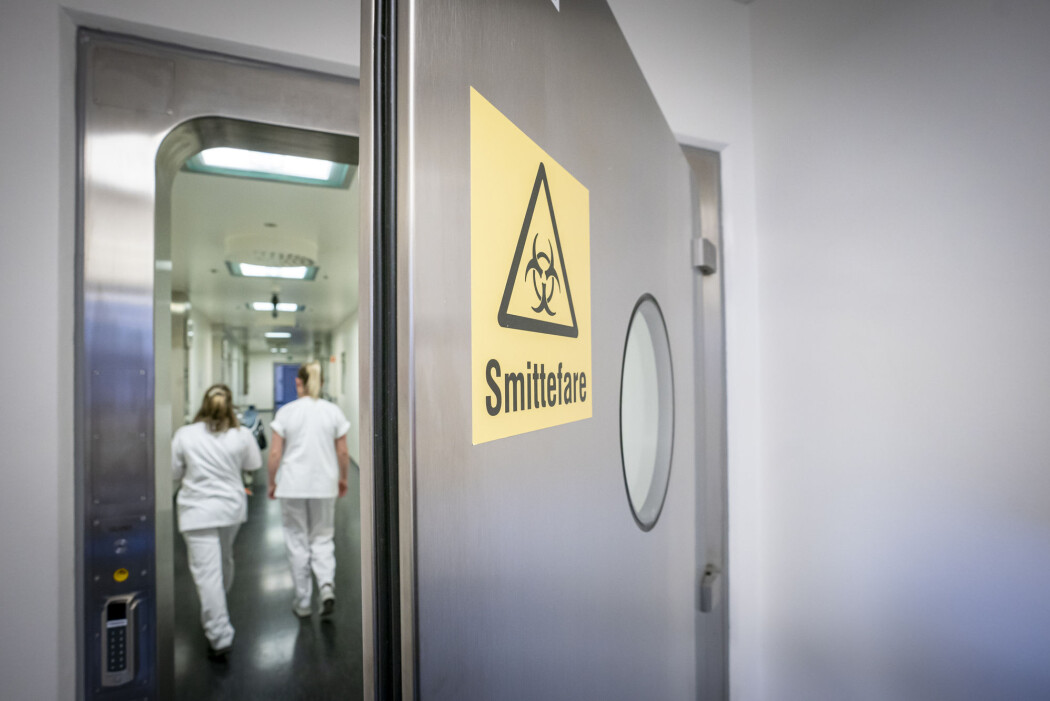 Sykepleiere på isolatposten på Ullevål sykehus. Hit kommer koronasmittede med alvorlige symptomer i Oslo-området. Sykepleiere på isolatposten på Ullevål sykehus. Hit kommer koronasmittede med alvorlige symptomer i Oslo-området.