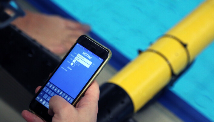 Med en app på mobilen kan forskerne kommunisere med undervannsglideren. Med en app på mobilen kan forskerne kommunisere med undervannsglideren.