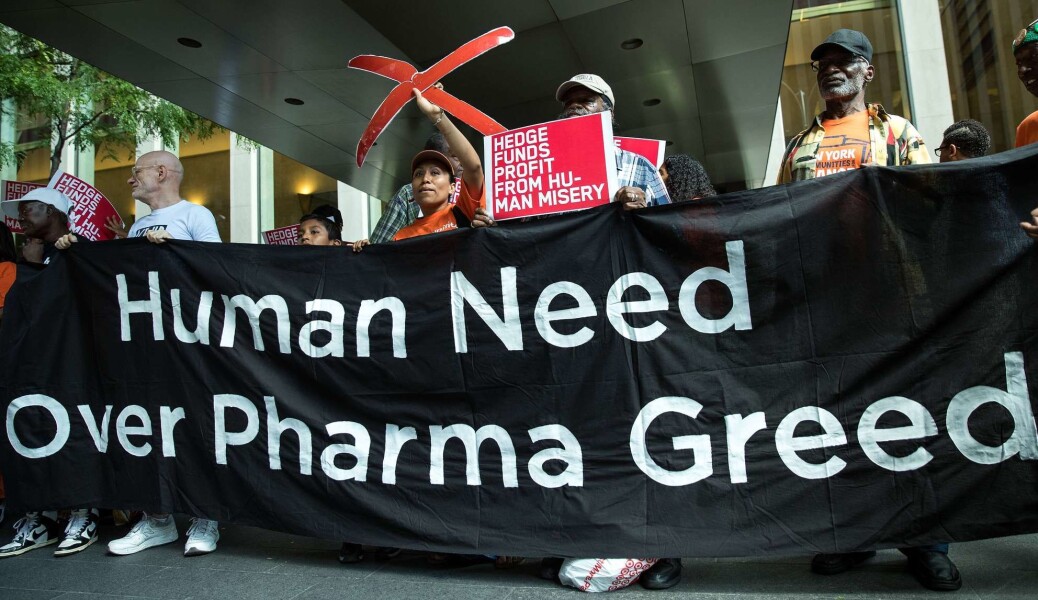 Bildet er fra en demonstrasjon i New York i 2016, utenfor kontoret til hedge fund manager John Paulsen. Paulsens fond er investor i Mylan, et legemiddelfirma som hadde økt prisen til EpiPens - som brukes ved alvorlige allergiske reaksjoner, med 400 prosent i løpet av åtte år. Bildet er fra en demonstrasjon i New York i 2016, utenfor kontoret til hedge fund manager John Paulsen. Paulsens fond er investor i Mylan, et legemiddelfirma som hadde økt prisen til EpiPens - som brukes ved alvorlige allergiske reaksjoner, med 400 prosent i løpet av åtte år.