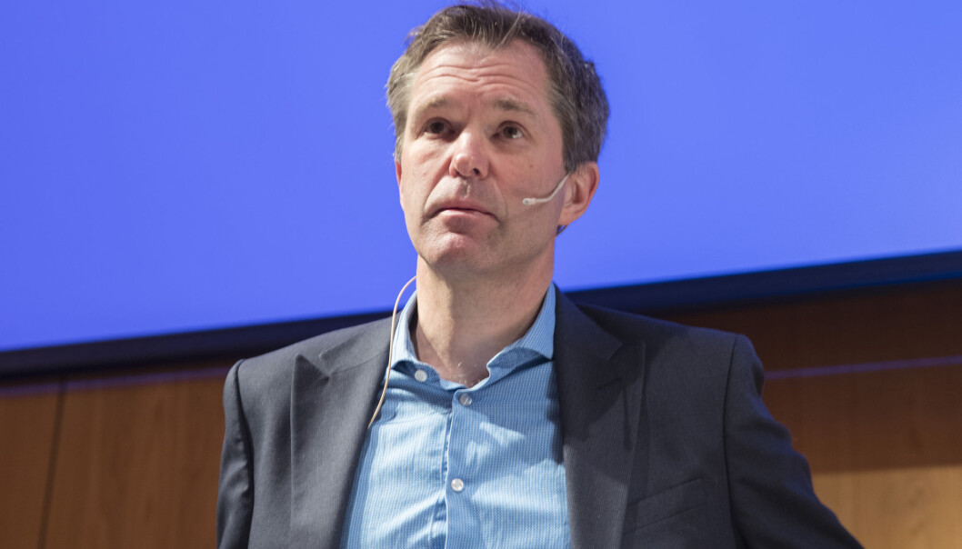 John-Arne Røttingen, direktør i Forskningsrådet, mener løsningen på problemene i legemiddelindustrien ligger i bedre offentlig-privat samarbeid, og at nasjonalstatene blir mer krevende kunder og samarbeidspartnere. Men også Røttingen mener staten må ta i et større tak for fremskaffe nye antibiotika. John-Arne Røttingen, direktør i Forskningsrådet, mener løsningen på problemene i legemiddelindustrien ligger i bedre offentlig-privat samarbeid, og at nasjonalstatene blir mer krevende kunder og samarbeidspartnere. Men også Røttingen mener staten må ta i et større tak for fremskaffe nye antibiotika.