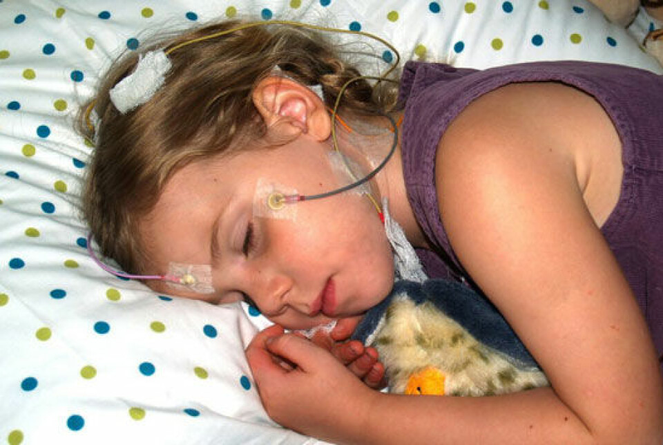 Et barn sover i søvnlaboratoriet. Elektrodene festet til ansiktet og hodet måler søvnen slik at forskerne kan se etter sammenhenger mellom søvnkvalitet og læring. (Foto: Rebecca Spencer)