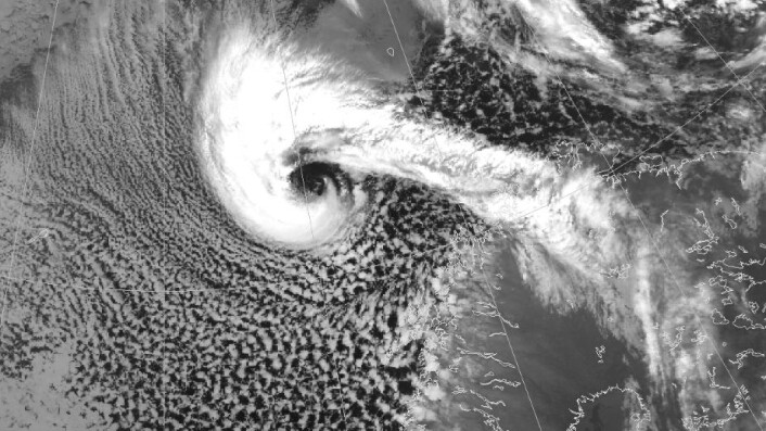 Satellittbilde av et polart lavtrykk på vei mot Nord-Norge. I likhet med tropiske sykloner kan våre sykloner også ha et «øye» i sentrum. (Foto: NOAA/met.no) Satellittbilde av et polart lavtrykk på vei mot Nord-Norge. I likhet med tropiske sykloner kan våre sykloner også ha et «øye» i sentrum. (Foto: NOAA/met.no)