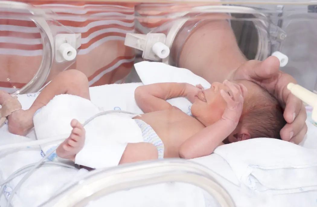 Både ekstremt premature barn og de som bare er født tre uker for tidlig, henger etter i språkutviklingen, ifølge ny studie. Men ikke like mye. Både ekstremt premature barn og de som bare er født tre uker for tidlig, henger etter i språkutviklingen, ifølge ny studie. Men ikke like mye.