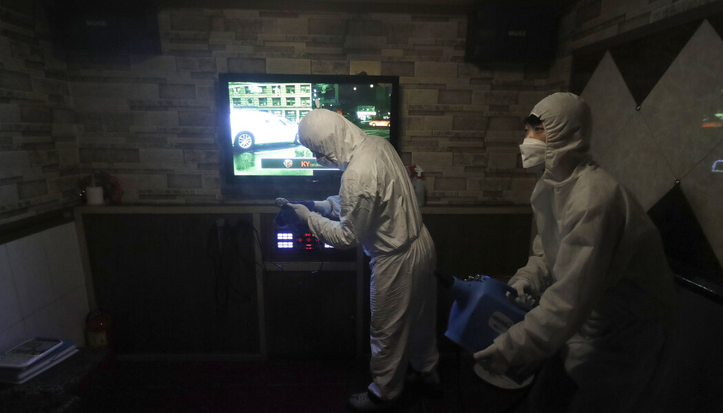 Desinfisering av en karaoke-bås i Sør-Korea på grunn av koronaviruset. Bilde er fra fredag 13. mars. Desinfisering av en karaoke-bås i Sør-Korea på grunn av koronaviruset. Bilde er fra fredag 13. mars.
