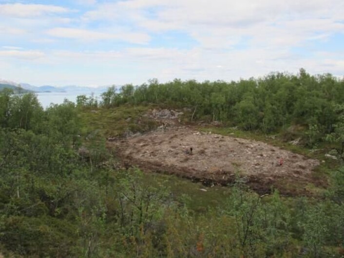 Litt av utgravingsområdet bak Larshaugen i Melsvik. I bakgrunnen sees Altafjorden og Isnestoften i det fjerne. Den avdekkede delen av steinbruddet i berget sees til venstre for utgravingsområdet. (Foto: Tromsø Museum - Universitetsmuseet) Litt av utgravingsområdet bak Larshaugen i Melsvik. I bakgrunnen sees Altafjorden og Isnestoften i det fjerne. Den avdekkede delen av steinbruddet i berget sees til venstre for utgravingsområdet. (Foto: Tromsø Museum - Universitetsmuseet)
