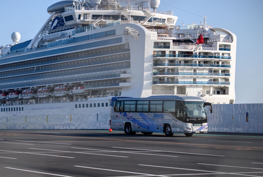 17 prosent av passasjerene ombord ble smittet av korona-viruset. Her ligger den i karantene ved kaia utenfor Yokohama i Japan 17 prosent av passasjerene ombord ble smittet av korona-viruset. Her ligger den i karantene ved kaia utenfor Yokohama i Japan