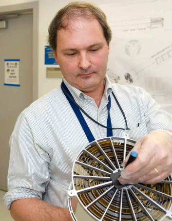 Sjefsforsker Keith Gendreau med et røntgenspeil som ligner ett av de 56 på NICER/SEXTANT. De konsentriske ringene fungerer som røntgenspeil, med svært slak vinkel mot retningen fra strålene. (Foto: Bill Hrybyk) Sjefsforsker Keith Gendreau med et røntgenspeil som ligner ett av de 56 på NICER/SEXTANT. De konsentriske ringene fungerer som røntgenspeil, med svært slak vinkel mot retningen fra strålene. (Foto: Bill Hrybyk)