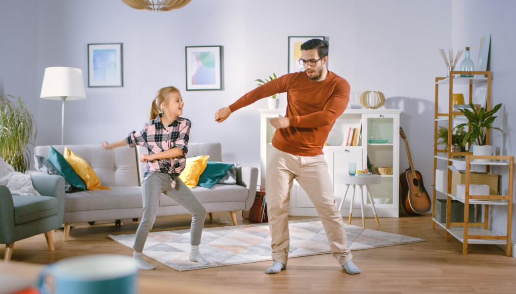 Elevene kan for eksempel få i oppgave å velge seg ut en dans fra YouTube, som de skal øve på, og eventuelt sende til læreren. Dette kan gjøres sammen med søsken og foreldre slik at hele familien holder seg i morsom aktivitet. Elevene kan for eksempel få i oppgave å velge seg ut en dans fra YouTube, som de skal øve på, og eventuelt sende til læreren. Dette kan gjøres sammen med søsken og foreldre slik at hele familien holder seg i morsom aktivitet.