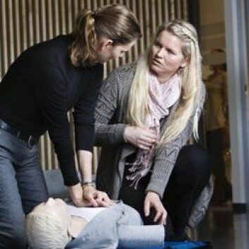 Nærings-ph.d.-kandidat Tonje S. Birkenes (th) ønsker at kurs i hjerte- og lungeredning skal bli like vanlig som å gå til tannlegen. Foto: Sverre Christian Jarild Nærings-ph.d.-kandidat Tonje S. Birkenes (th) ønsker at kurs i hjerte- og lungeredning skal bli like vanlig som å gå til tannlegen. Foto: Sverre Christian Jarild