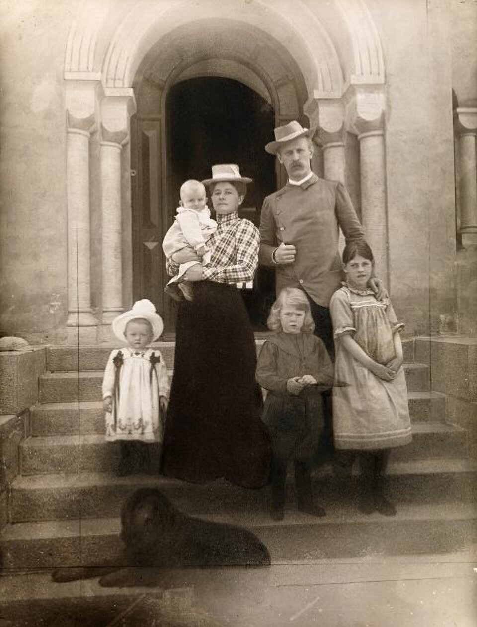Familieportrett av familien Nansen hjemme på Polhøgda i 1902. Fra venstre: Irmelin, Odd på armen, Eva Nansen, Kåre, Fridtjof Nansen og Liv. (Foto: L. Szacinski/ Nasjonalbiblioteket)
