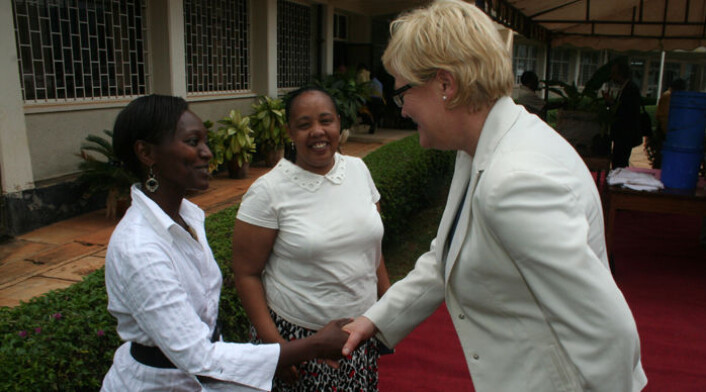 Kunnskapsminister Kristin Halvorsen (t.h.) hilser på Nyambilila Amuri (t.v.) ved Sokoine University of Agriculture i Tanzania. I midten Felister Mombo. Amuri fikk NORAD-støtte til sin mastergrad, mens Mombo studerte i Norge. (Foto: Asle Rønning) Kunnskapsminister Kristin Halvorsen (t.h.) hilser på Nyambilila Amuri (t.v.) ved Sokoine University of Agriculture i Tanzania. I midten Felister Mombo. Amuri fikk NORAD-støtte til sin mastergrad, mens Mombo studerte i Norge. (Foto: Asle Rønning)