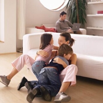 Småbarnsfedre jobber mye overtid, mens mange mødre jobber deltid. (Illustrasjonsfoto: www.colourbox.no) Småbarnsfedre jobber mye overtid, mens mange mødre jobber deltid. (Illustrasjonsfoto: www.colourbox.no)