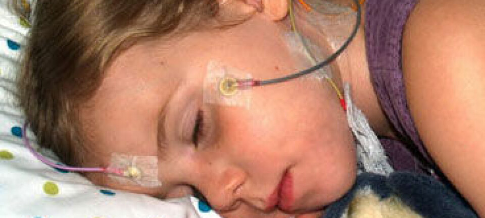 Et barn sover i søvnlaboratoriet. Elektrodene festet til ansiktet og hodet måler søvnen slik at forskerne kan se etter sammenhenger mellom søvnkvalitet og læring. Rebecca Spencer