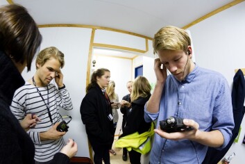 Stille før stormen: UKE-funksjonærene Magne Mellem, Anna Vederhus og Ole Kristian Knudsen utstyres med mikrofoner og avlesningsutstyr før konserten. (Foto: Thor Nielsen/Sintef) Stille før stormen: UKE-funksjonærene Magne Mellem, Anna Vederhus og Ole Kristian Knudsen utstyres med mikrofoner og avlesningsutstyr før konserten. (Foto: Thor Nielsen/Sintef)