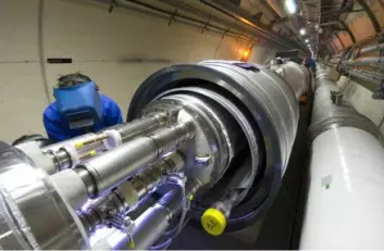 "Dette er tunnelen hvor partikler skal akselereres til tilnærmet lyshastighet før de kolliderer med hverandre, og muligens produsere sorte hull. Kollisjonene kan også skape mange andre fenomener."